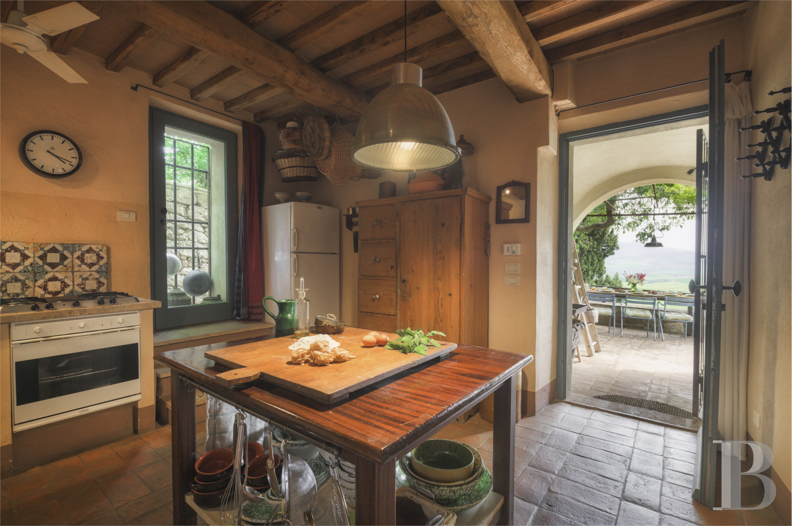 An old olive grove farmhouse restored to its former glory, overlooking the countryside in the Val d'Orcia in Tuscany - photo  n°9